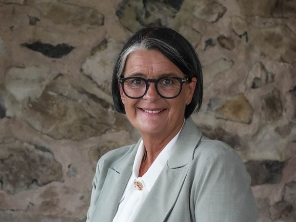 Rednerin Jutta Rau bei einer freien Trauung